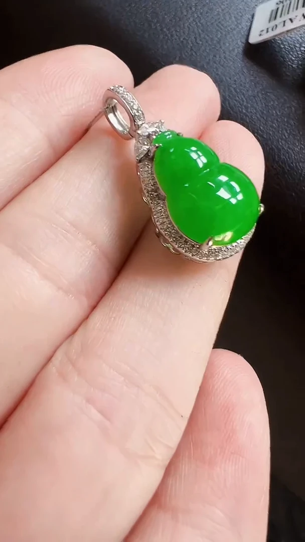 颈饰18K金镶嵌翡翠葫芦