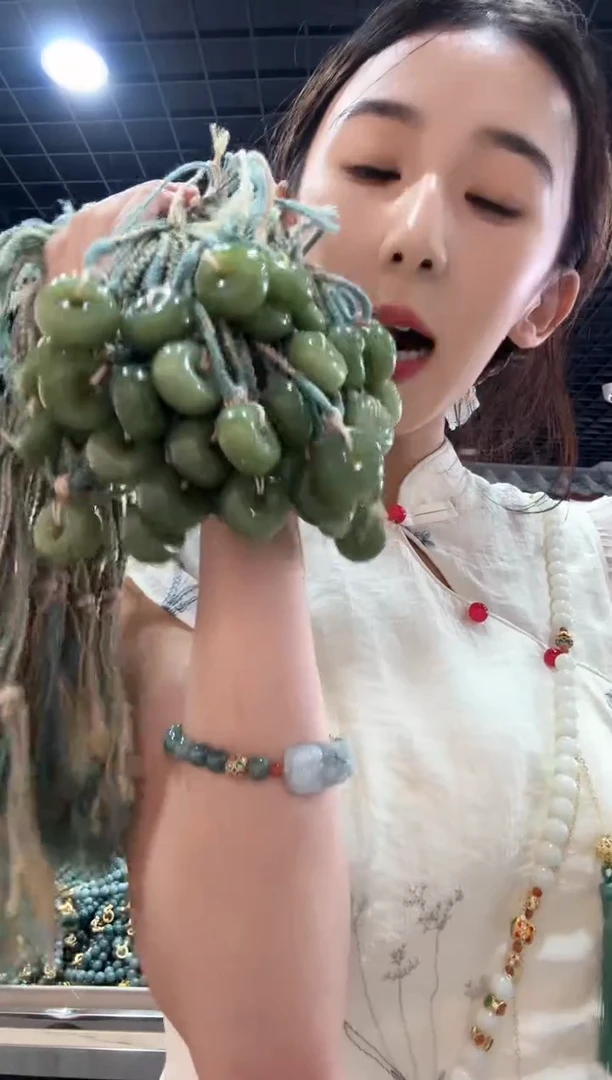 岫玉未镶嵌颈饰湖水绿平安扣【绳子款】