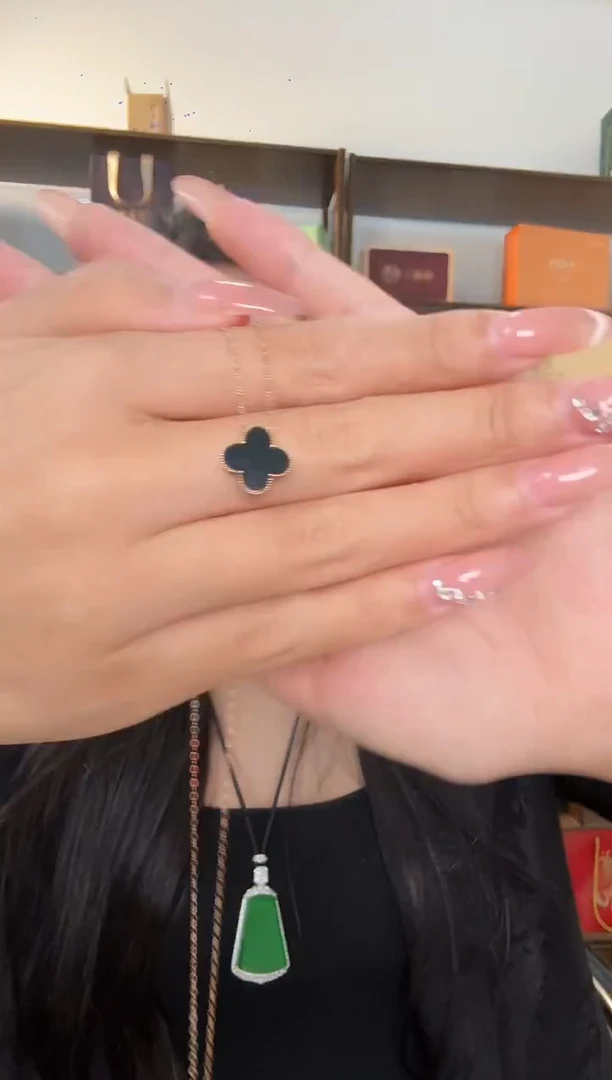 颈饰18K金镶嵌翡翠墨翠四叶草