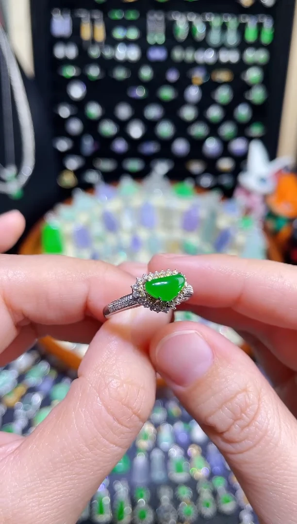 颈饰18K金镶嵌翡翠高冰辣绿爱心戒指