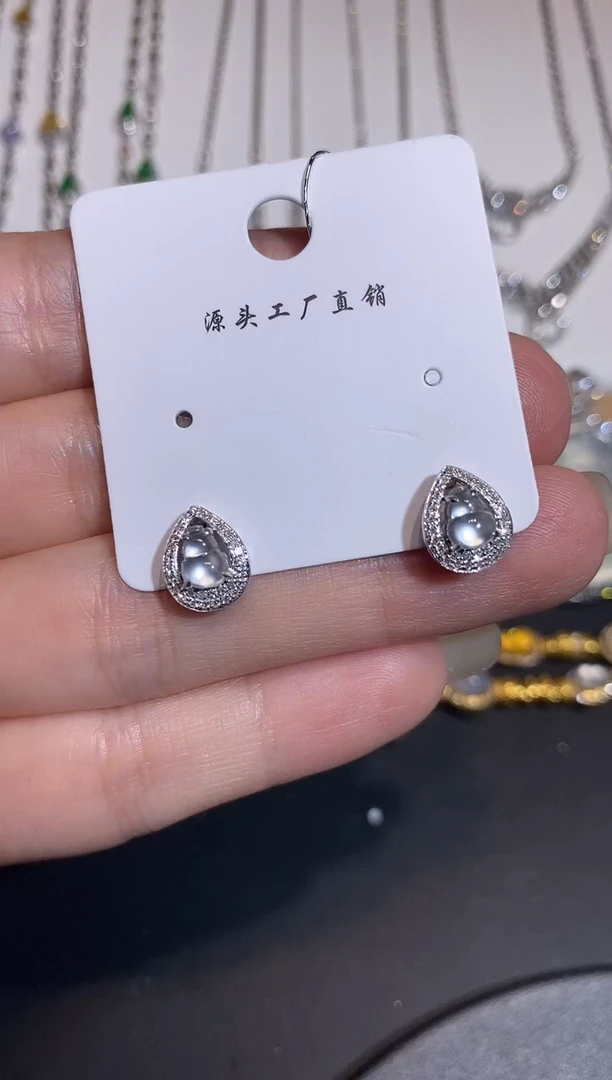 颈饰18K金镶嵌翡翠耳钉