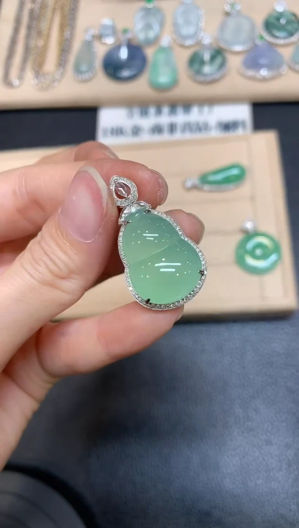 【闪购商品】翡翠颈饰18K金镶嵌葫芦【无服务费