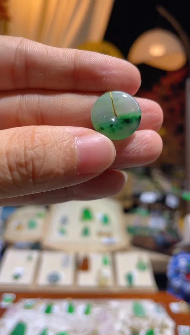 翡翠未镶嵌颈饰平安扣