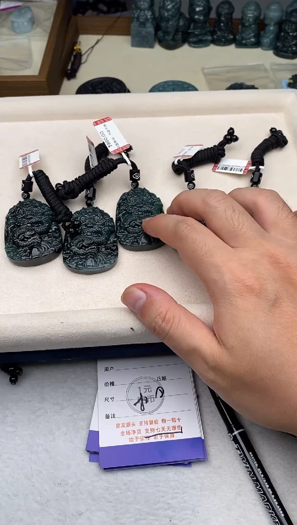 翡翠未镶嵌颈饰多样性发其一