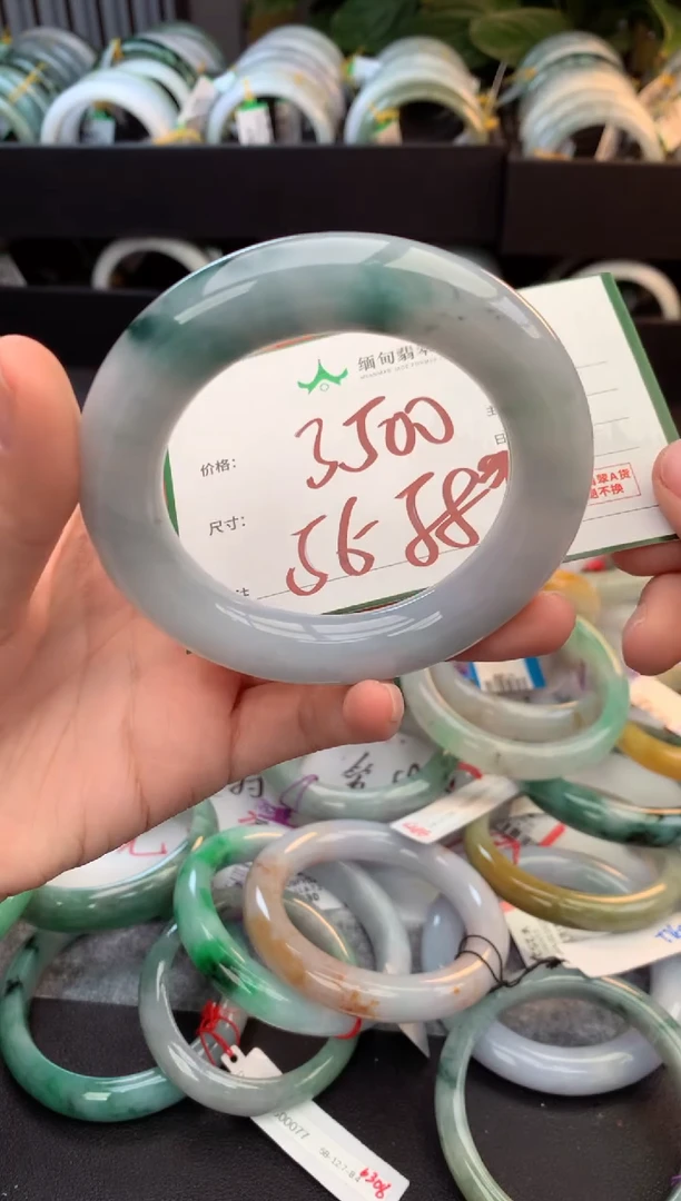 未镶嵌定制翡翠毛货需精细抛光+多人