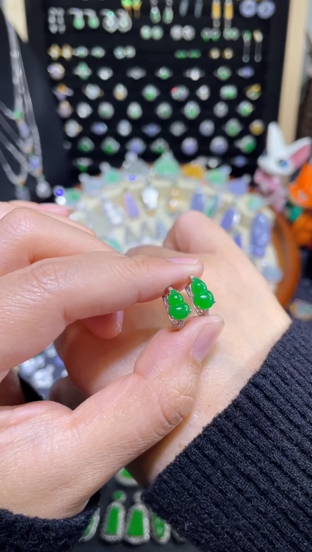 颈饰18K金镶嵌翡翠高冰满绿葫芦耳包