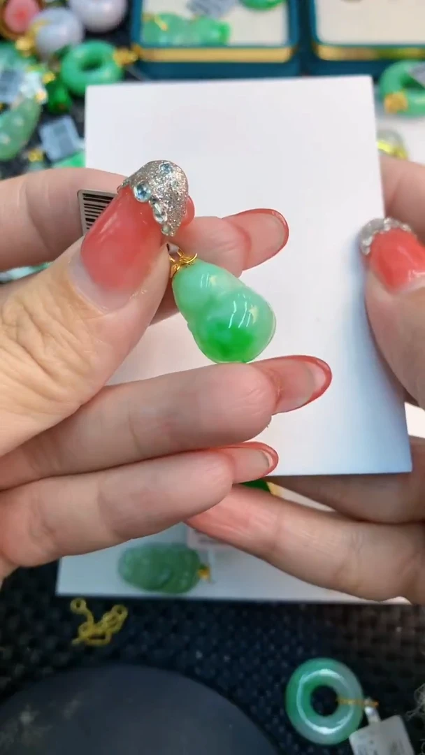 颈饰18K金镶嵌翡翠1