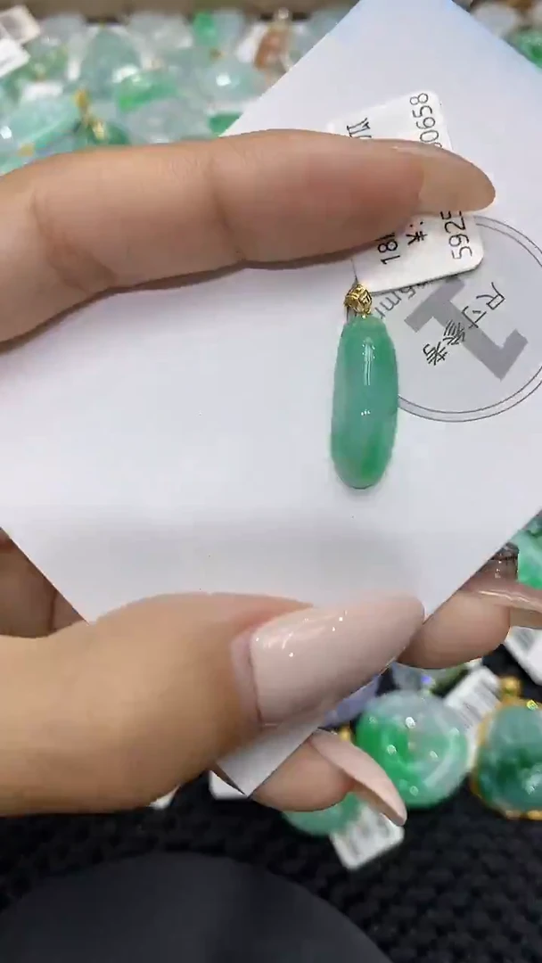 颈饰18K金镶嵌翡翠111111111111