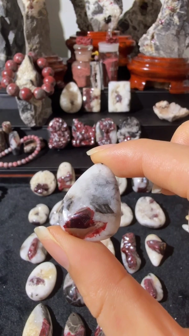 天然辰砂天然辰砂天然朱砂大晶砂随行吊坠