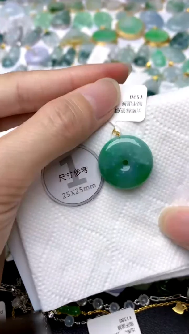 颈饰18K金镶嵌翡翠天然A货翡翠