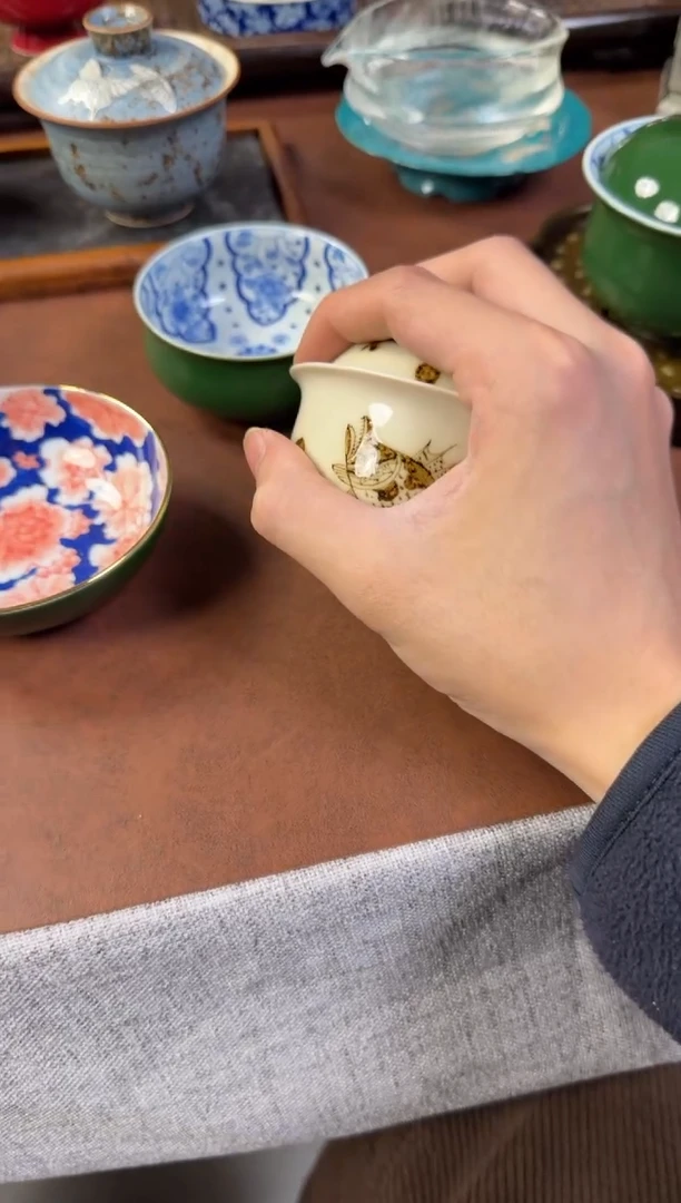 景德镇手绘鱼藻纹釉里金二才盖碗