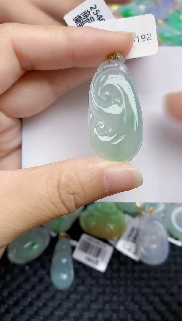 翡翠18K金镶嵌颈饰天然翡翠A货