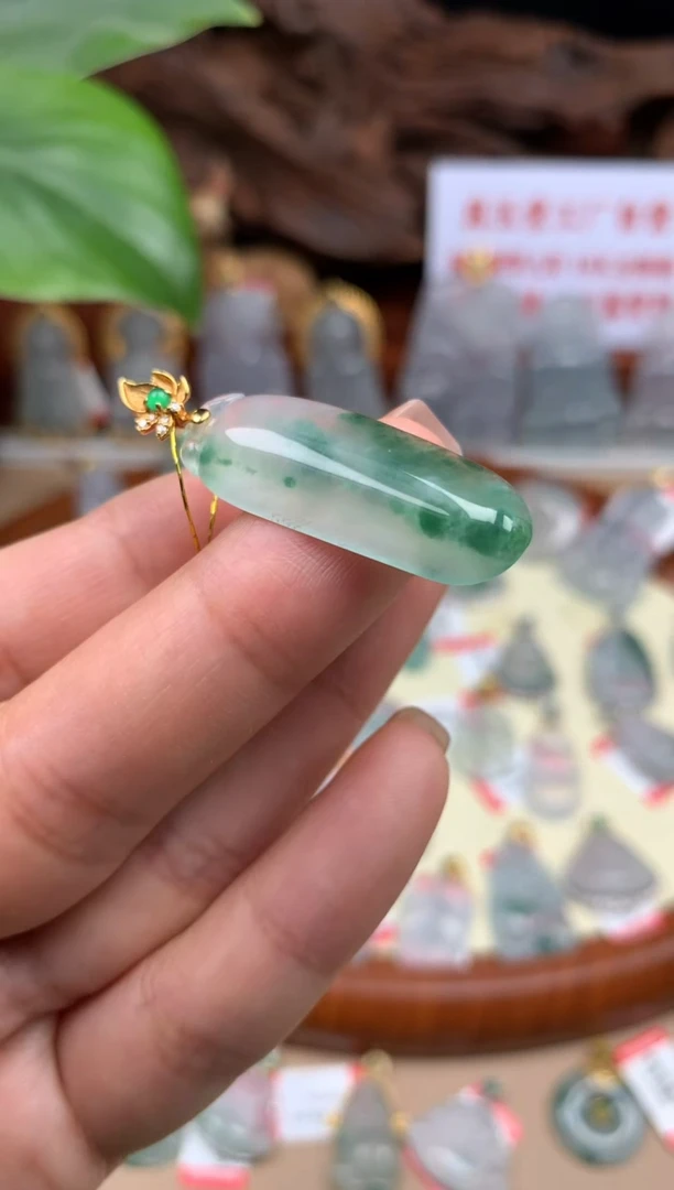 【闪购商品】翡翠颈饰18K金镶嵌福瓜