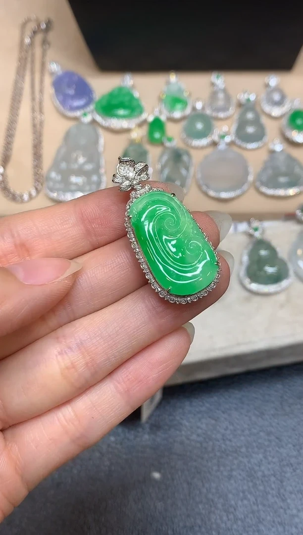 颈饰18K金镶嵌翡翠如意【无服务费