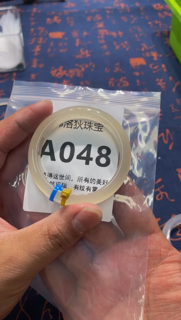 玛瑙/玉髓手镯未镶嵌七****?A048