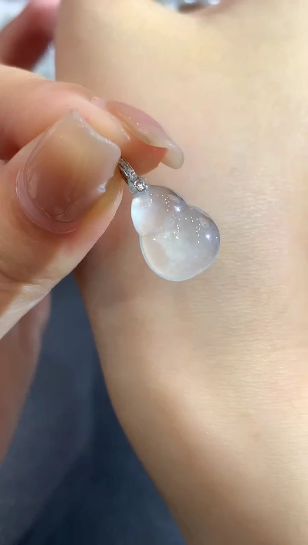 颈饰18K金镶嵌翡翠吊坠