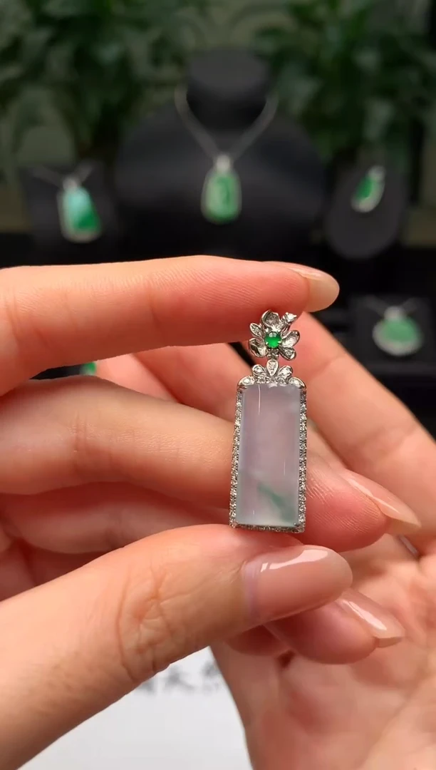 颈饰18K金镶嵌翡翠无事柱