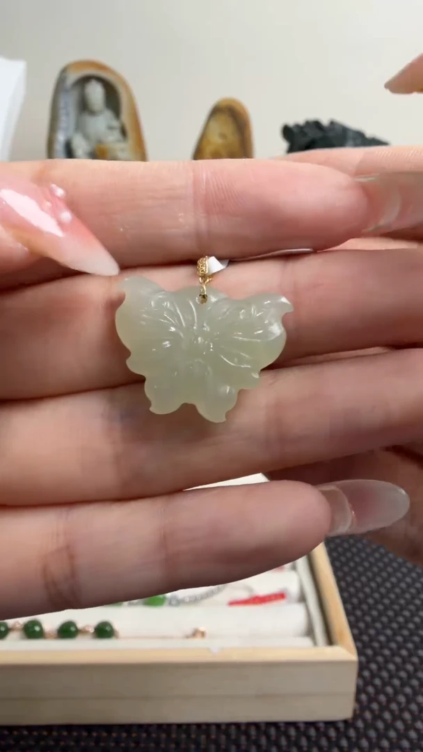 颈饰18K金镶嵌和田玉挂件