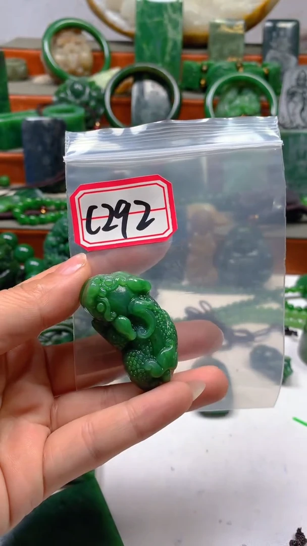 和田玉未镶嵌珠宝半成品1