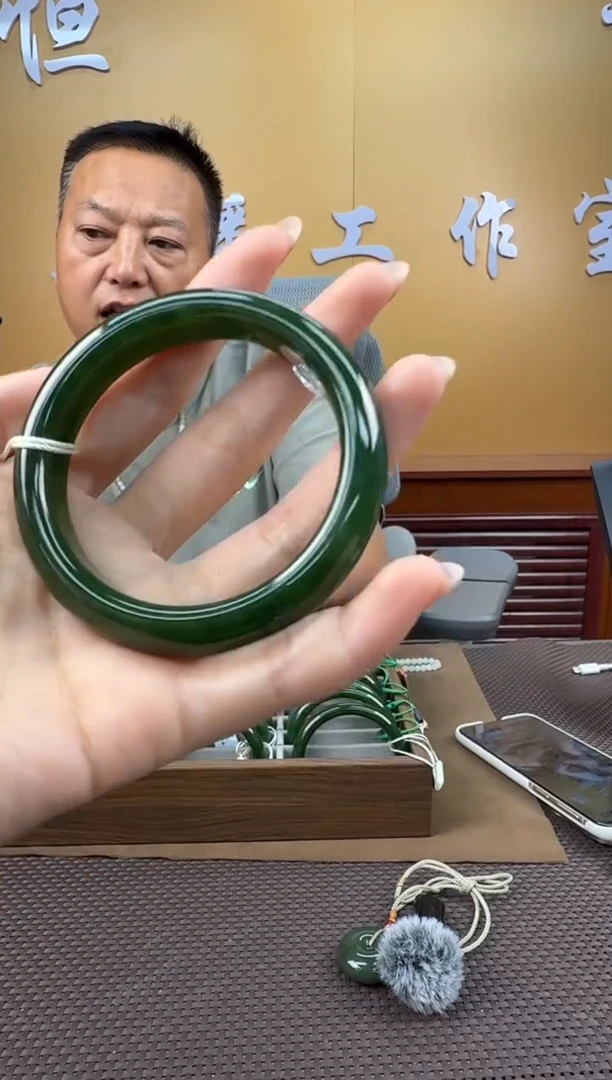 颈饰未镶嵌和田玉手镯56+