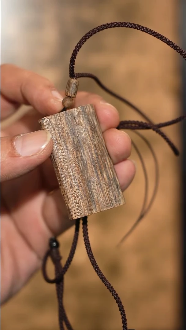 沉香吊坠老****）海南绿奇楠无事牌