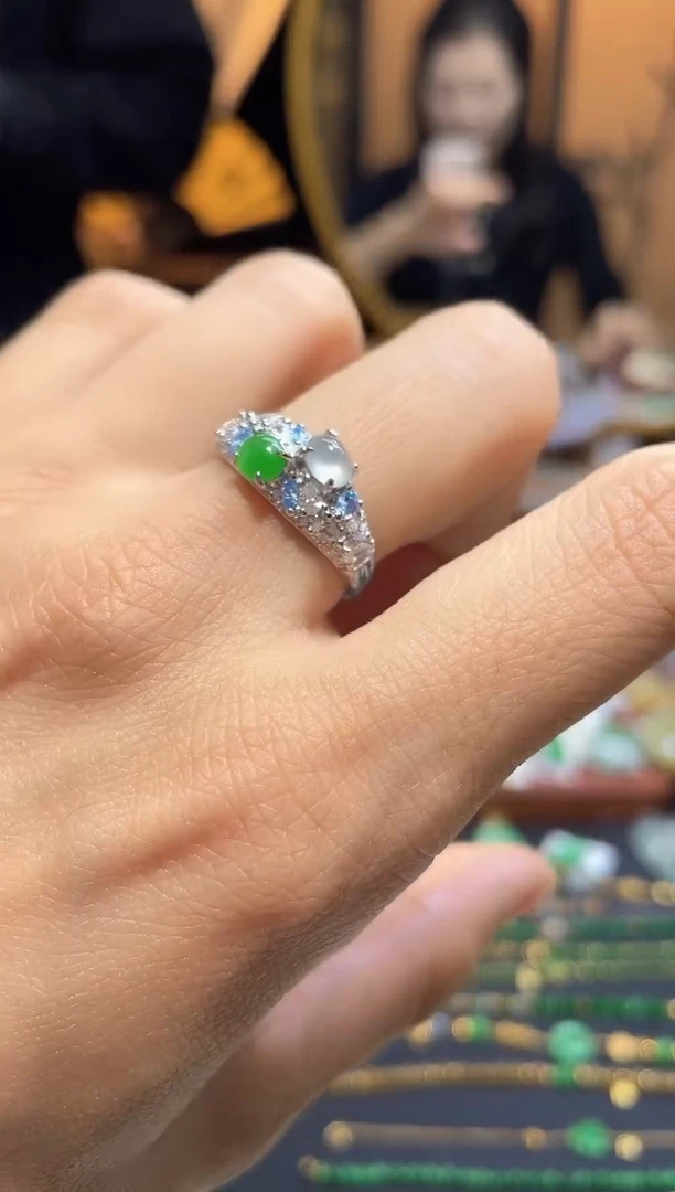 颈饰未镶嵌翡翠戒指