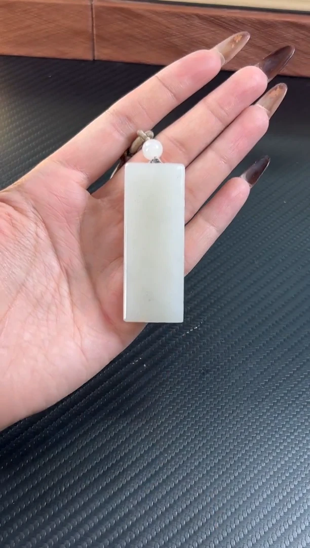 吊坠(赠链)未镶嵌和田玉黑山微色差Mm