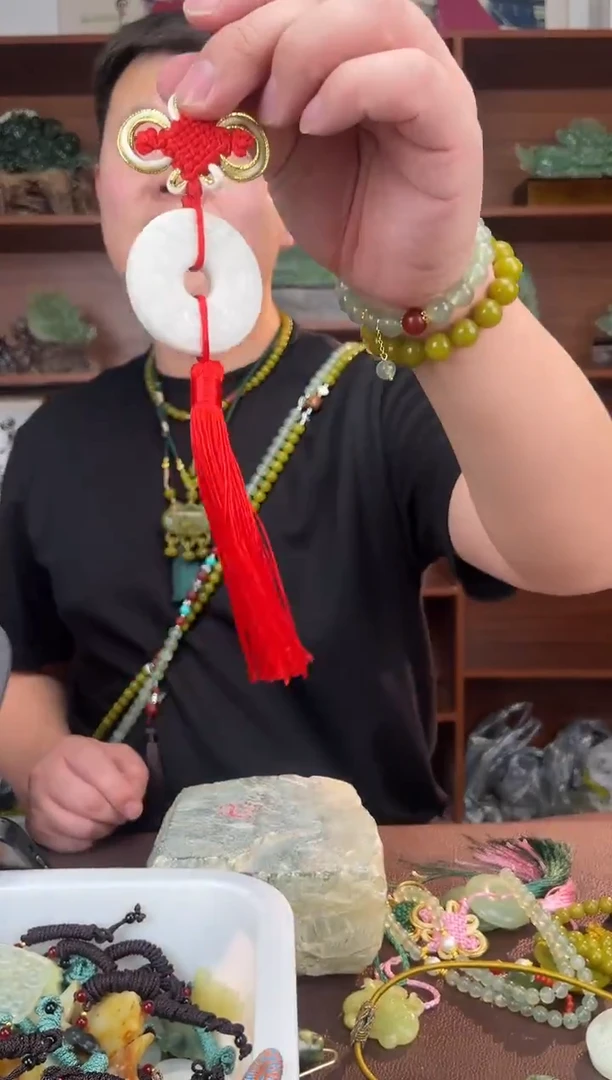 未镶嵌蛇纹石玉颈饰·