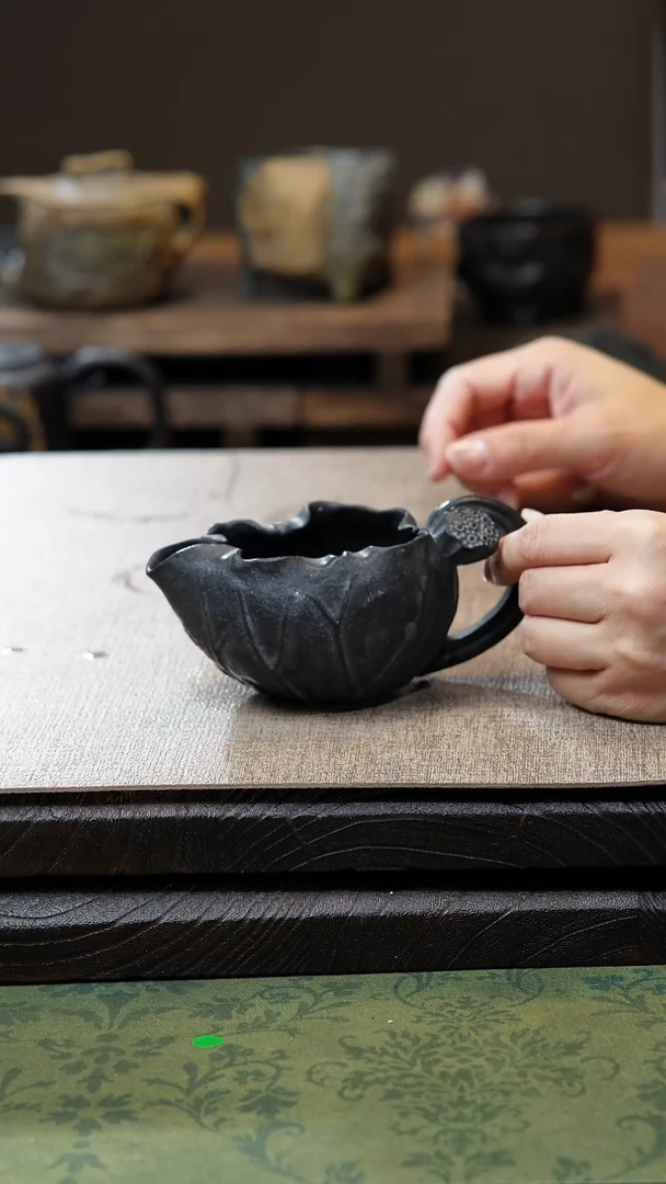 中式归玉堂冰碛岩重工雕刻荷叶公道杯