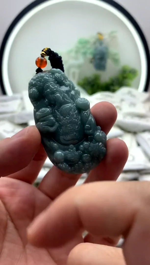 翡翠未镶嵌颈饰财神