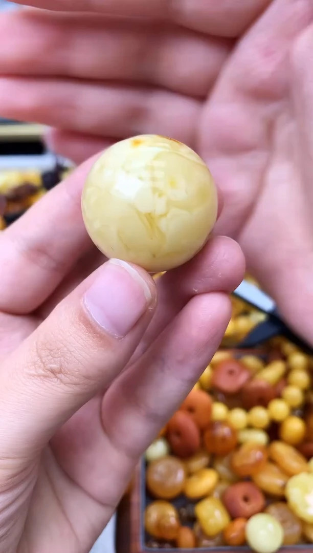 未镶嵌琥珀珠宝奇石88