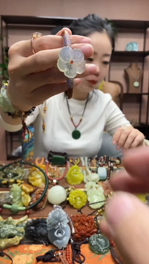 未镶嵌岫玉吊坠多样性发货发其中之一