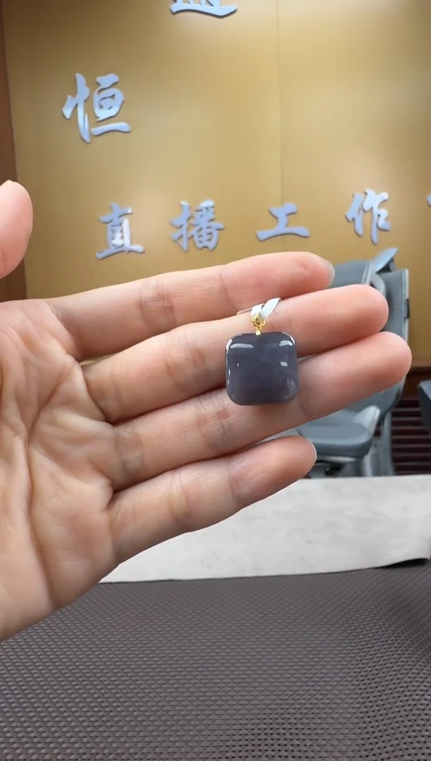 和田玉18K金镶嵌颈饰挂件
