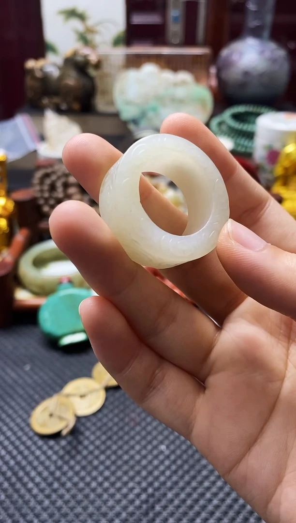 未镶嵌戒指和田玉扳指
