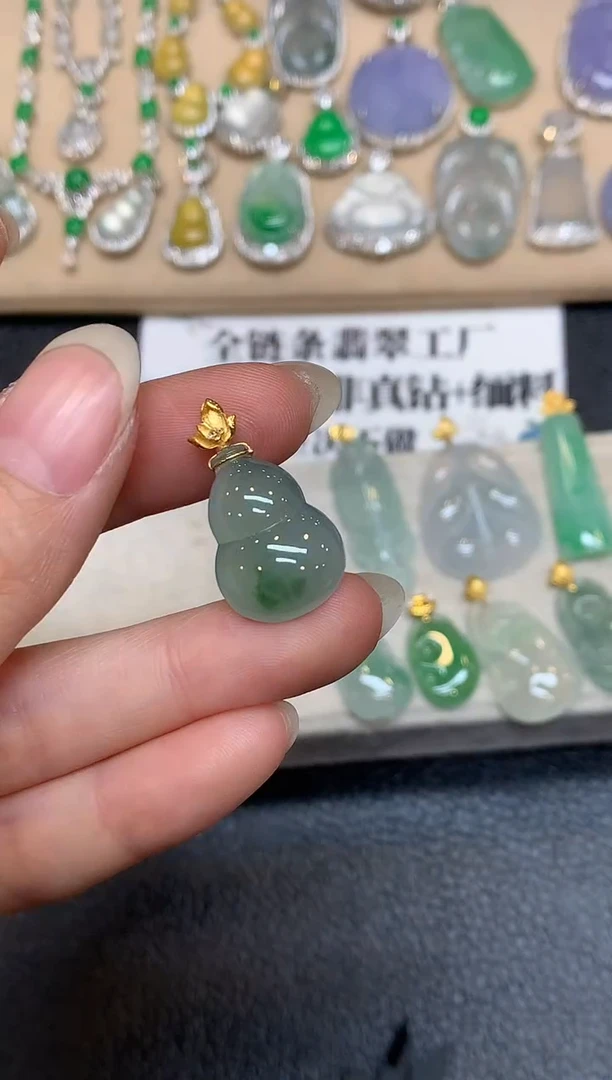 颈饰18K金镶嵌翡翠葫芦【无服务费