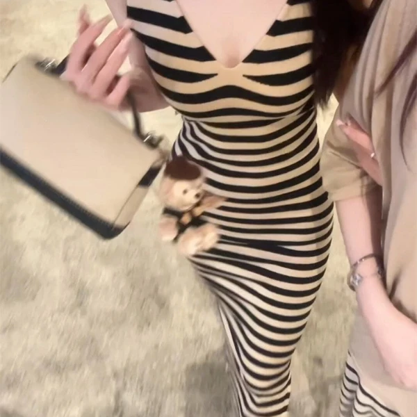 复古法式V领条纹吊带包臀连衣裙女夏季修身显瘦海边度假风长裙