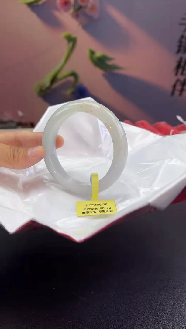 翡翠手镯未镶嵌翡翠手镯