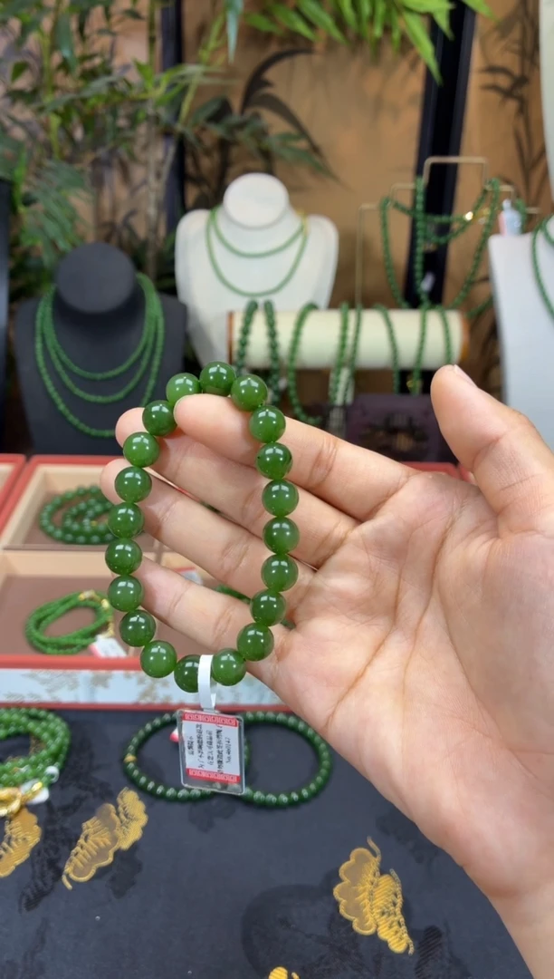 颈饰未镶嵌和田玉（碧玉）9.5+阳绿微矿单圈