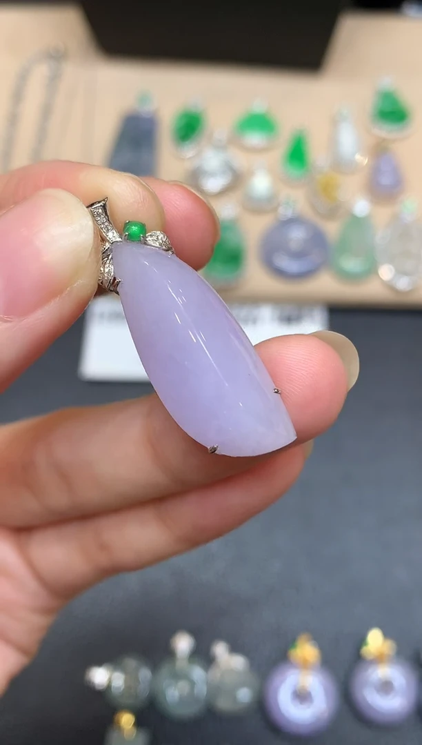 颈饰18K金镶嵌翡翠随形【无服务费