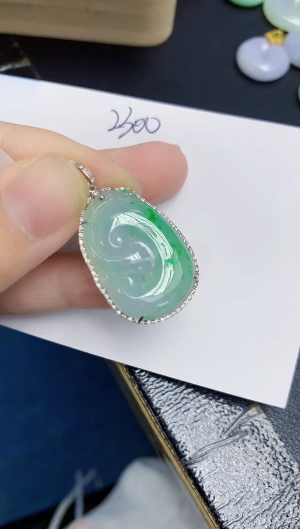 翡翠18K金镶嵌颈饰天然缅甸翡翠A货
