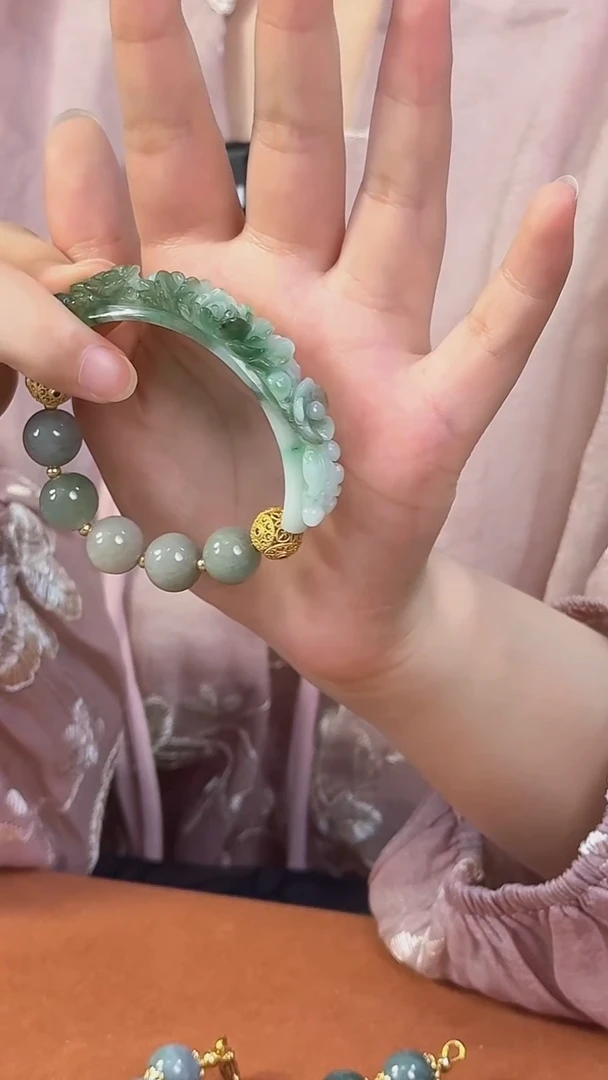 颈饰未镶嵌翡翠用****芳翡翠半镯雕花