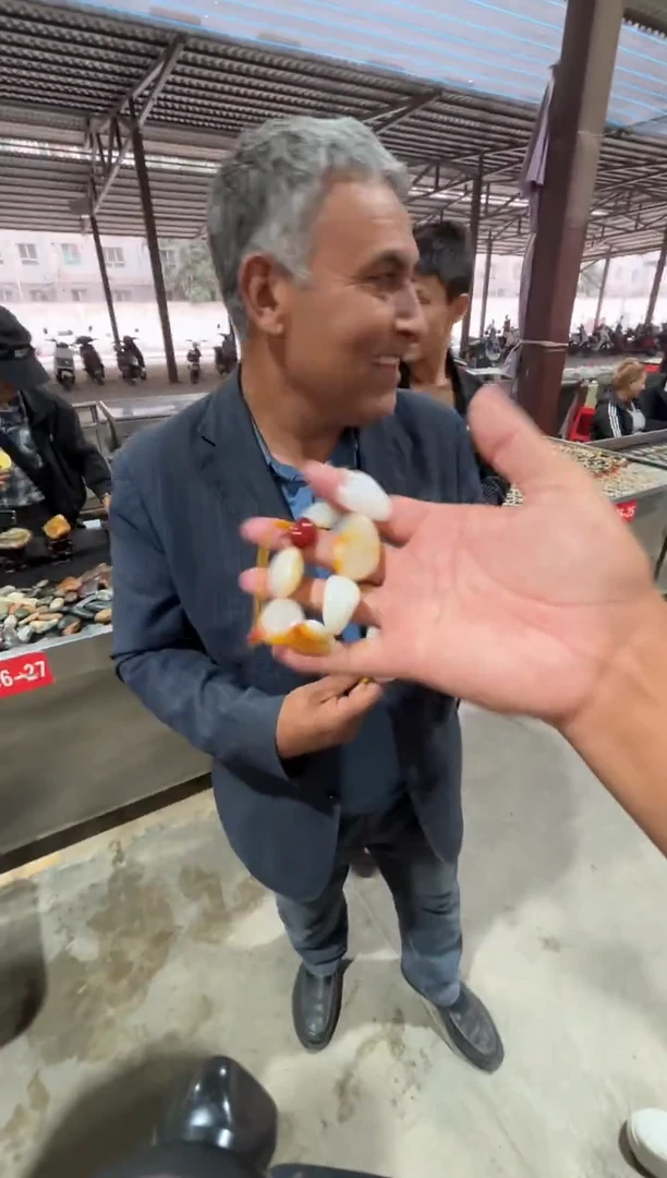 未镶嵌和田玉（糖玉）挂件和田玉