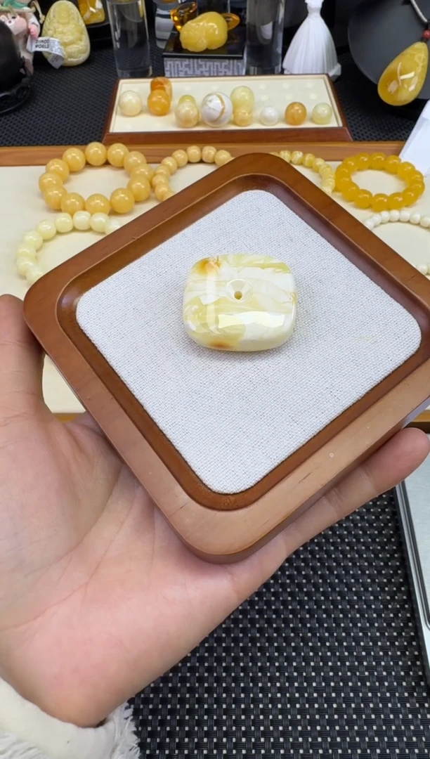 裸石琥珀未镶嵌宝衡  全漆白藏扣