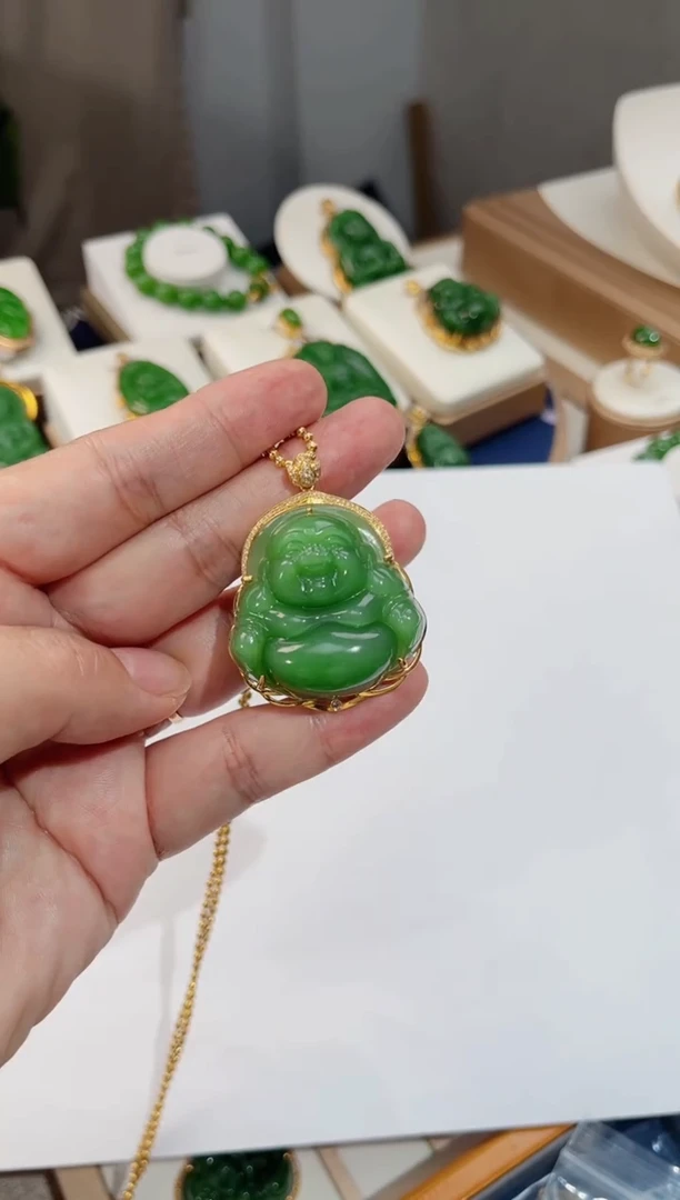 颈饰18K金镶嵌和田玉佛公