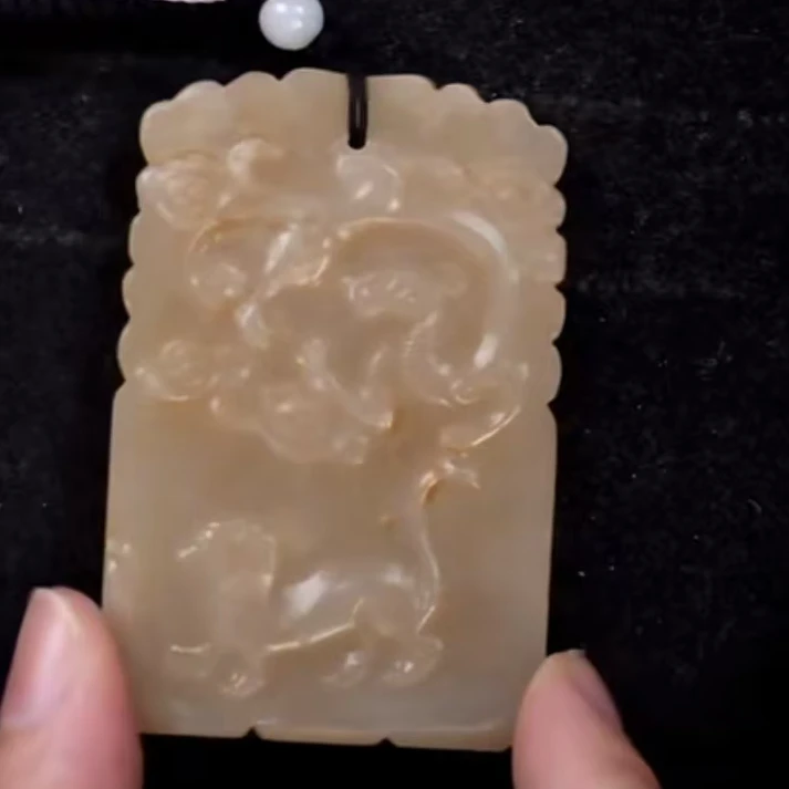 明代和田玉龙争虎斗牌