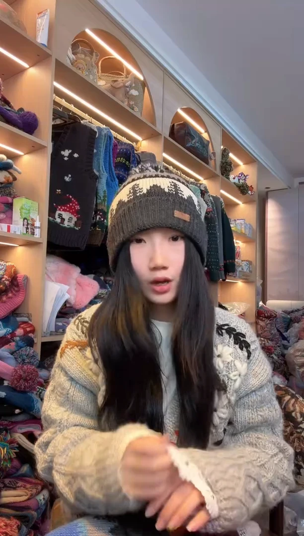 羊毛美利奴黑灰色小树翻遍