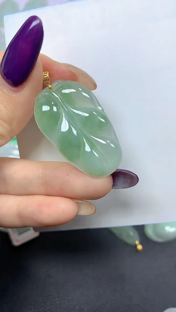 颈饰18K金镶嵌翡翠