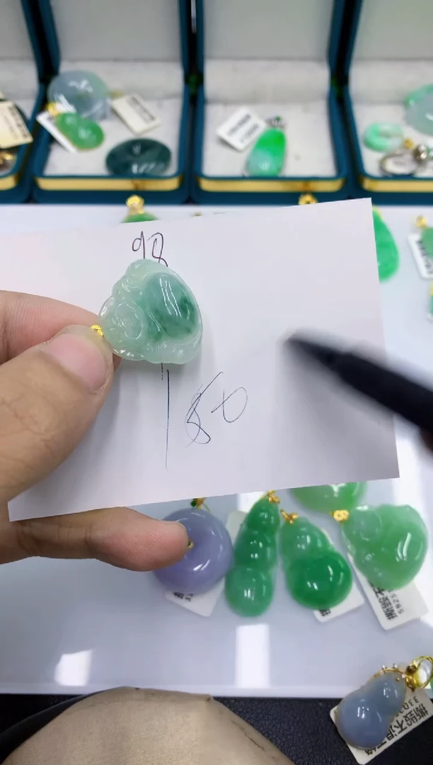 颈饰18K金镶嵌翡翠琴**欢翡翠