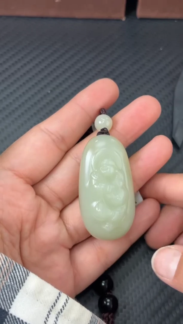 吊坠(赠链)未镶嵌和田玉且末微色差迪克兰二细Mm