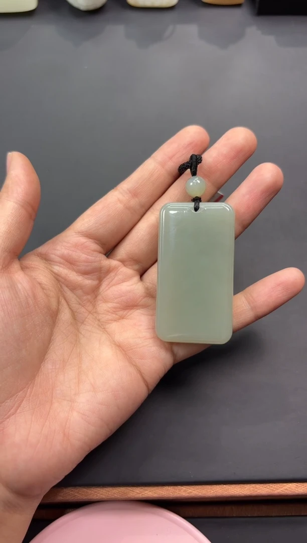 【闪购商品】和田玉吊坠(赠链)未镶嵌且末微色差近矿吊坠